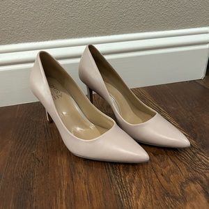 Nude pumps